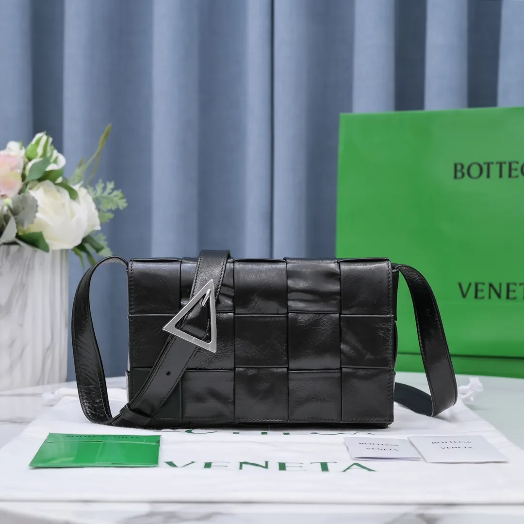 Batch 1460 𝒃𝒐𝒕𝒕𝒆𝒈𝒂 𝒗𝒆𝒏𝒆𝒕𝒂-New style 𝒄𝒂𝒔𝒔𝒆𝒕𝒕𝒆 The new cassette is really for both men and women 🉑️, the leather surface is changed from lamb to waxed calfskin, the gloss is 💯, the shoulder straps are matched with classic triangle elements, exquisite and fashionable, a street photography artifact (ps: super practical‼️) 🌈Only the highest-end in the market, welcome to compare Size: 23*15*5cm.     Model: 6687# oil wax leather